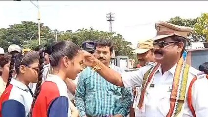 విజయనగరం జిల్లా: విద్యార్థినీలు వినూత్న ఆలోచన.. ట్రాఫిక్ పోలీసులకు రాఖీలు