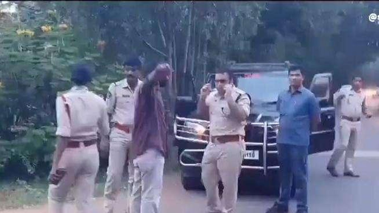 అనకాపల్లి జిల్లా: కళ్లల్లో కారం కొట్టి.. రూ.13....