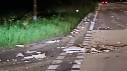 Скачать видео: A27 closed for hours after lorry sheds load in West Sussex