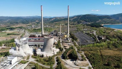Derribo de las dos torres de refrigeración y de la antigua chimenea de la central de Compostilla