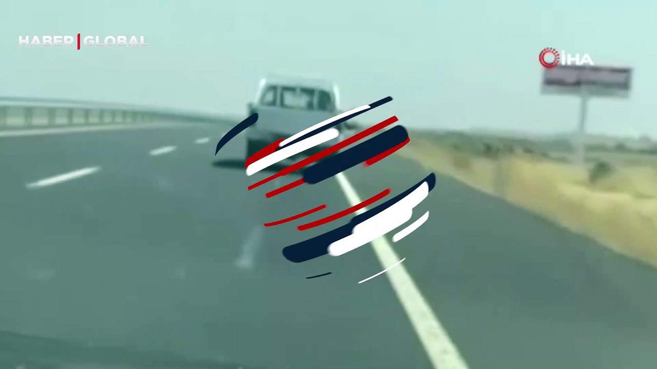 Karayolunda tehlikeli yolculuk! Aracın camından ayaklarını çıkararak yolculuk etti