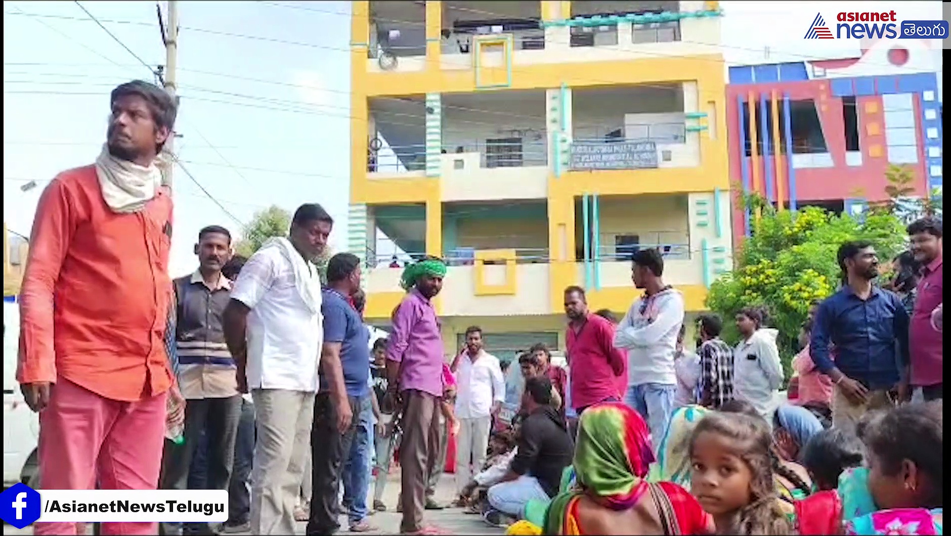 పిల్లల్ని పండక్కి ఇంటికిపంపడం లేదంటూ... స్కూల్ ముందు తల్లిదండ్రుల ఆందోళన