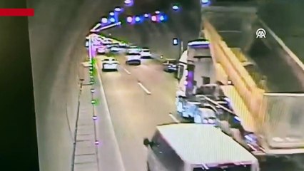 Kamyonun açılan damperi tünelin tabelalarını düşürdü