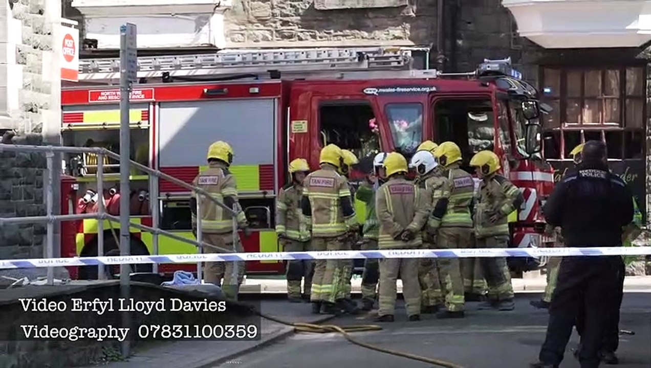 Emergency services in Dolgellau town centre aft...