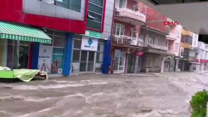 DES PLUIES TEMPÊTES ONT ÉTÉ EFFICACES À UŞAK, DES INONDATIONS ONT SURVENU