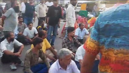 संविदा पर नौकरी व दस लाख रुपए मुआवजे पर सहमति