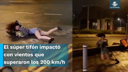 Impactante. Mujer es arrastrada por fuertes vientos del tifón Saola en Hong Kong