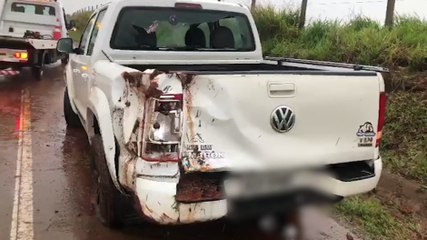 Após aquaplanar, caminhonete sai da pista e bate contra barranco na BR-163