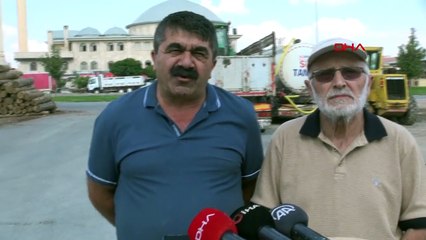 Saz ve mobilya ustaları otomobilin kaportasını ahşapla kapladı