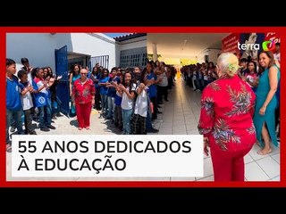 Professora é homenageada com 'corredor de aplausos' ao se aposentar na Bahia