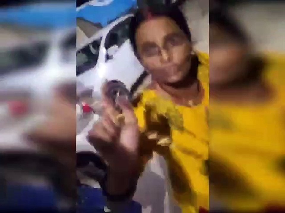 देखिए वीडियो :  लोकसभा महासचिव ने निर्वस्त्र होकर   सड़क पर  की गुंडागर्दी, महिला को पीटा
