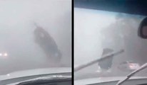 Vídeo toont het moment waarop een auto door de sterke winden van de orkaan Idalia de lucht in wordt geslingerd