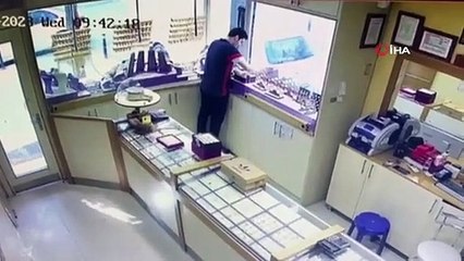 Tentative de vol avec le masque de Salvador Dali devant la caméra