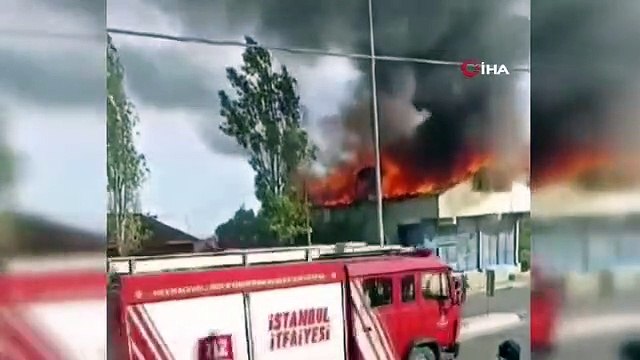 Pendik'te İş Yerinin Çatısında Çıkan Yangın Söndürüldü