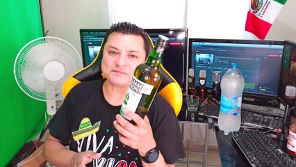 Abriendo una botella de wiskhy william lawsons con agua mineral para beber en la oficina borrachera epica