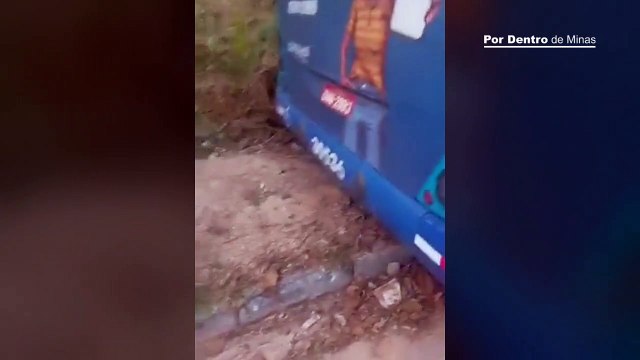 Ônibus perde freio, bate em barranco e deixa três feridos no bairro Bonsucesso, em BH