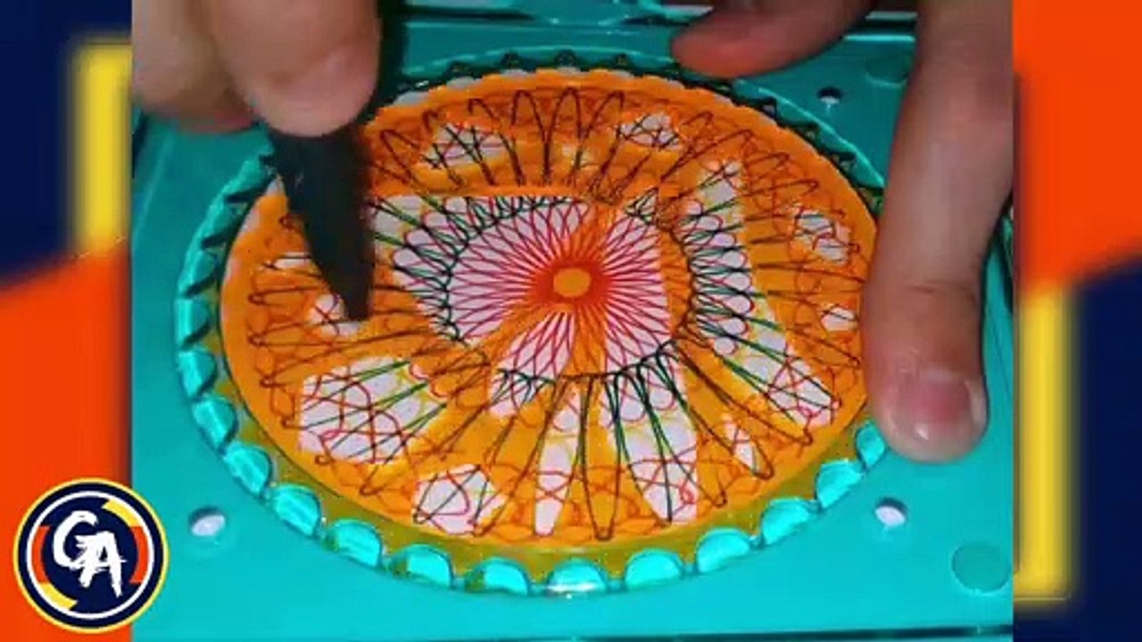 TRAZANDO un hipotrocoide llamativo usando un espirógrafo de engranajes. (VIDEO 7). PLOTTING an eye-catching hypotrochoid using a gear spirograph. (VIDEO 7).