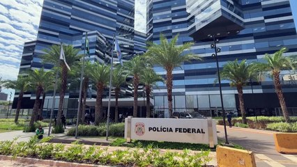 Bolsonaro y su esposa guardan silencio ante policía por escándalo de joyas