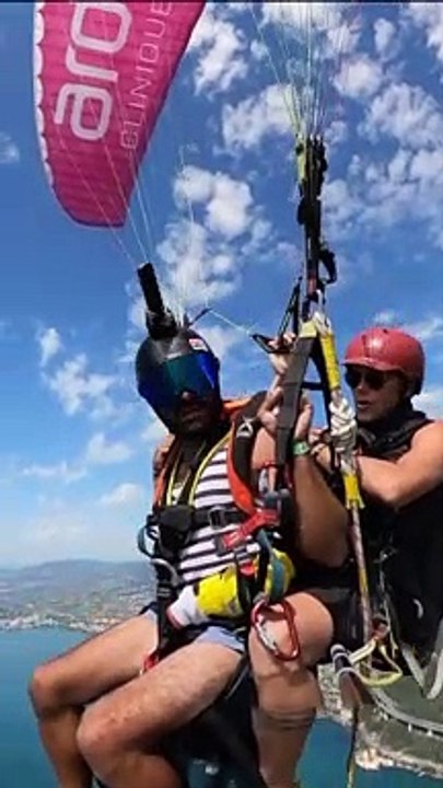 Saut à l'élastique depuis un parapente