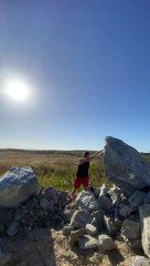 Vídeo: Radialista é atingido por pedra de três toneladas enquanto fazia selfie no Ceará