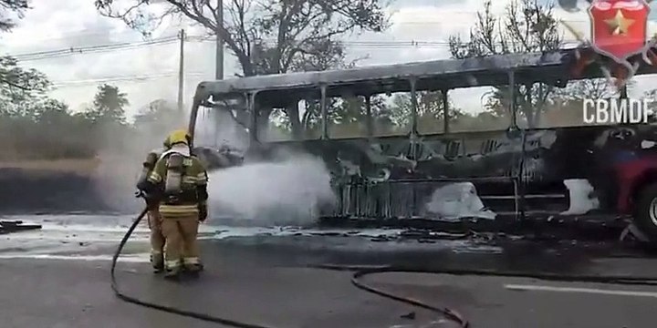 Ônibus escolar pega fogo com 40 crianças dentro