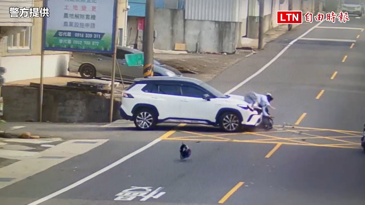 直行機車撞轉彎汽車！騎士飛轉360度落地手骨折(警方提供)