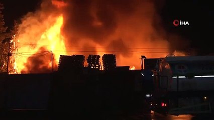 Un entrepôt de palettes à Adana ravagé par les flammes