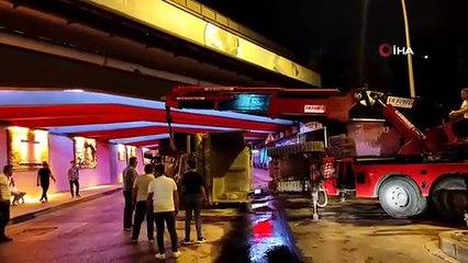 Le camion qui a heurté le pont souterrain d'Izmit s'est renversé