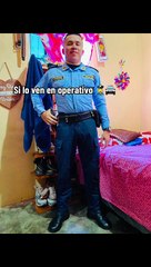 Mujer advierte a quienes coqueteen con su esposo policía: "Su sueldo es mío"