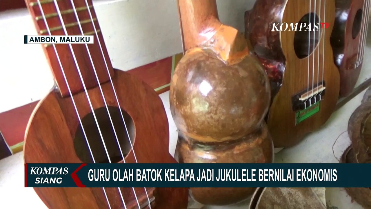Guru Seni Budaya di Ambon Ini Membuat Jukulele dari Batok Kelapa dan Kulit Buah Maja!