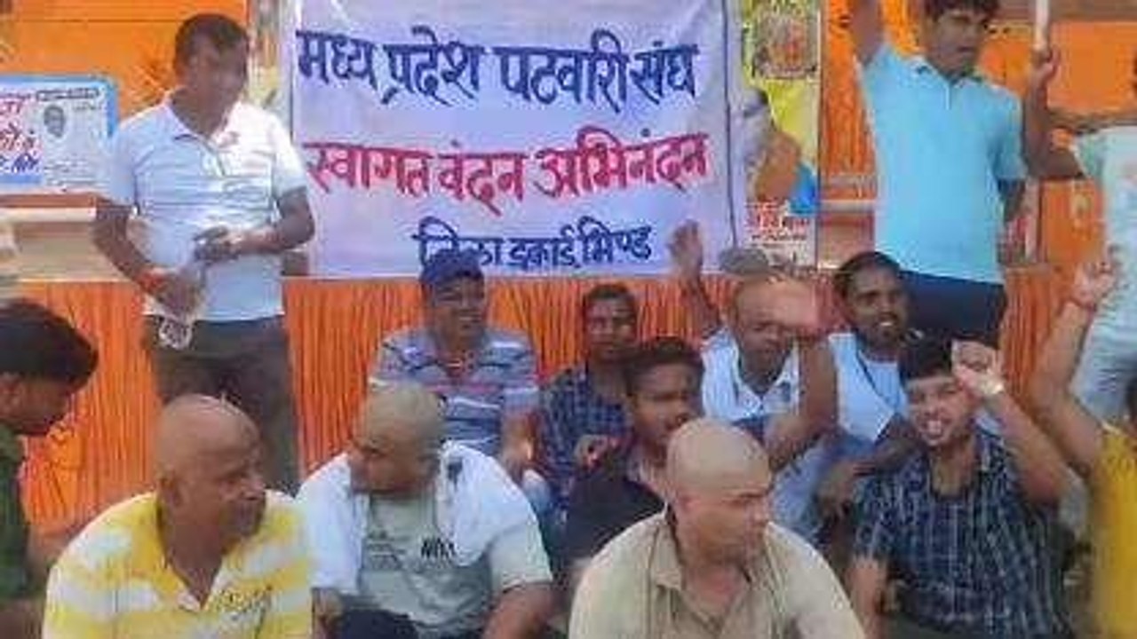भिण्ड: पटवारी कलम बंद हड़ताल पर, गणेश जी मंदिर...