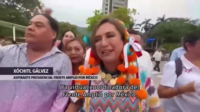 Hombres suben a toldo de auto por inundaciones ante fuertes lluvias. Selene Flores, 31 de agosto de 2023