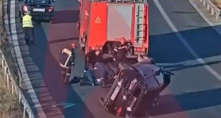 Yunanistan'da kaza yapan bir Türk, sağ kurtulduğu için otobanda namaz kıldı