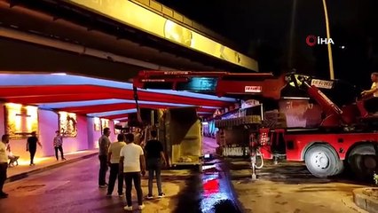 Le camion qui a heurté le pont souterrain d'Izmit s'est renversé