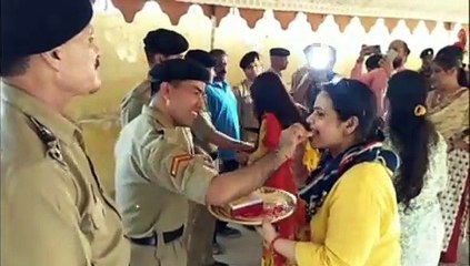 रक्षकों की कलाई पर सजा बहनों का प्यार, जवानों को किया सैल्यूट