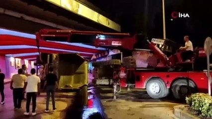 Buldozer yüklü kamyon köprünün tavanına çarpıp devrildi