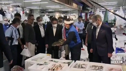 Fukuşima'daki suyun güvenilirliğini ispatlama amacı: Japon başbakan yine deniz mahsulü yedi!