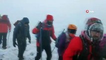 Dağcılar sis ve fırtınada Ağrı Dağı'na tırmandı: Yorulan turist gözyaşlarına boğuldu