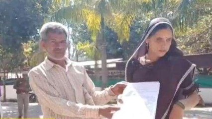 ललितपुर: प्रधानमंत्री आवास पर दबंगों का आतंक,दंपति पहुंचे अधिकारी के द्वार