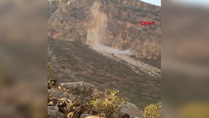 Siirt'te 3,9 büyüklüğündeki depremde kopan kaya parçaları kamerada