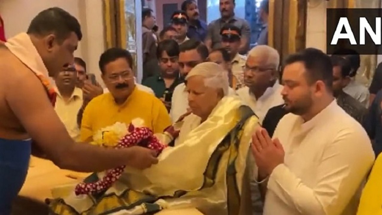 विपक्षी गठबंधन बैठक से पहले लालू यादव ने बेटे तेजस्वी के साथ सिद्धिविनायक मंदिर में की पूजा-अर्चना