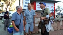 Görme engelli adam 50 yıldır darbuka çalıp türkü söyleyerek geçimini sağlıyor