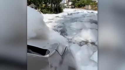 Yağış sonrası İzmit köpük köpük oldu