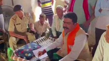 अलवर: गुजरात में युवक की हत्या का मामला, बीजेपी नेता ने पीड़ित परिवार को बंधाया ढांढस