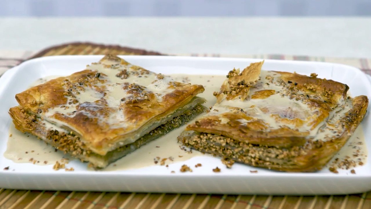 Bolo fácil de massa folhada com calda de caramelo