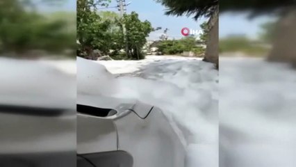 Kocaeli'de ilginç görüntü! Yağmur sonrası cadde köpükle kaplandı
