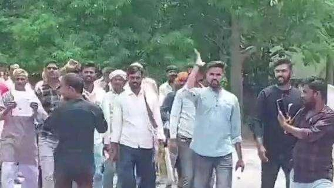 दमोह: सहायक सचिव की मनमानी के खिलाफ लामबंद हुए ग्रामीण, कलेक्टर से की शिकायत