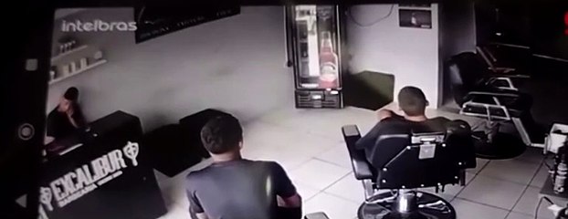 Homem invade barbearia, aguarda jovem notar presença e executa vítima