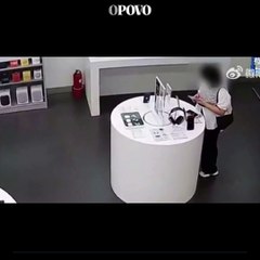 Mulher rói cabo de Iphone e furta aparelho de loja na China