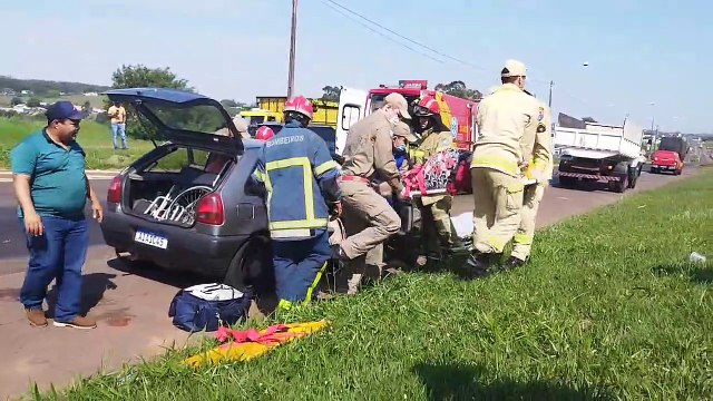 Mulher sofre ferimentos após colisão entre carro e caminhão na PR-323, em Umuarama